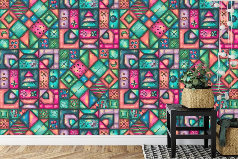 K&ouml;nnte beinhalten: Bunte geometrische Tapete mit einem sich wiederholenden Muster aus Quadraten und Rechtecken in T&uuml;rkis, Rosa, Lila und Orange. Das Design umfasst Weihnachtsb&auml;ume, Schneeflocken und andere festliche Formen. Ein kleiner schwarzer Tisch und eine Pflanze in einem geflochtenen Korb.