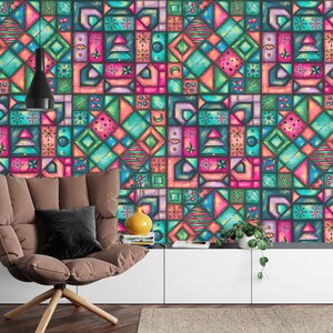 K&ouml;nnte beinhalten: Eine farbenfrohe, geometrische Tapete mit Quadraten und Rechtecken in T&uuml;rkis, Rosa, Orange und Lila. Das Muster enth&auml;lt Weihnachtsbaum- und Schneeflockenmotive. Im Vordergrund steht ein brauner Sessel mit einem schwarzen Kissen.