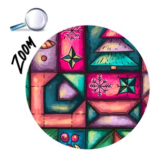 K&ouml;nnte beinhalten: Eine farbenfrohe, digital gemalte Illustration eines kreisf&ouml;rmigen Designs mit einem Patchwork-Muster. Das Design zeigt Quadrate mit Weihnachtsbaum-, Schneeflocken- und Sternmotiven in Rosa-, T&uuml;rkis- und Lilat&ouml;nen. Das Wort "ZOOM" ist schwarz geschrieben, und eine Lupe befindet sich oben links.