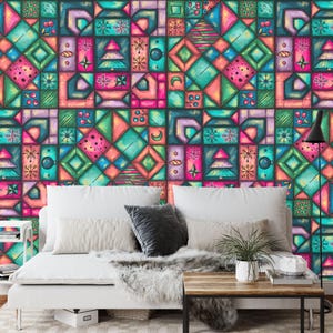 K&ouml;nnte beinhalten: Buntes geometrisches Tapetendesign mit Quadraten und Rechtecken in T&uuml;rkis-, Rosa- und Lilat&ouml;nen. Das Muster enth&auml;lt Weihnachtsbaum- und Schneeflockenmotive und schafft eine lebendige und festliche &Auml;sthetik. Die Tapete ist hinter einem wei&szlig;en Sofa angebracht.