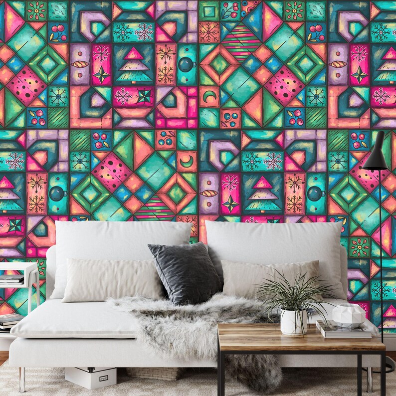 K&ouml;nnte beinhalten: Buntes geometrisches Tapetendesign mit Quadraten und Rechtecken in T&uuml;rkis-, Rosa- und Lilat&ouml;nen. Das Muster enth&auml;lt Weihnachtsbaum- und Schneeflockenmotive und schafft eine lebendige und festliche &Auml;sthetik. Die Tapete ist hinter einem wei&szlig;en Sofa angebracht.