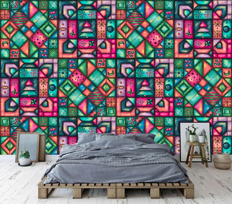 K&ouml;nnte beinhalten: Eine farbenfrohe, geometrische Tapete mit einem Patchwork-Design. Das Muster zeigt Quadrate und Rechtecke in T&uuml;rkis, Rosa, Orange und Gr&uuml;n. Die Tapete befindet sich hinter einem Bett mit grauer Bettw&auml;sche und einem Holzpalettenrahmen.