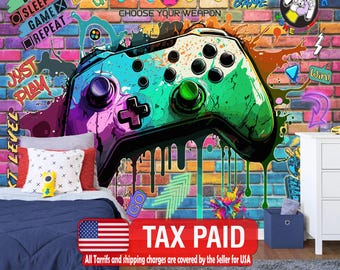Könnte beinhalten: Ein farbenfrohes Wandbild mit einem großen, stilisierten Videospiel-Controller dominiert die Szene. Der Controller ist in leuchtenden Grün-, Blau- und Lilatönen gehalten, mit tropfenden Farbeffekten. Graffiti-artige Texte enthalten Sätze wie "Eat Sleep Game Repeat" und "Just Play".