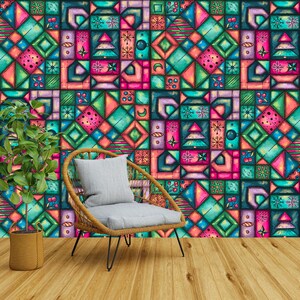 K&ouml;nnte beinhalten: Eine farbenfrohe Wandmalerei mit einem geometrischen Muster aus Quadraten und Rechtecken in T&uuml;rkis, Pink, Orange und Lila. Ein Korbstuhl mit grauem Kissen und eine Topfpflanze stehen vor der Wandmalerei.