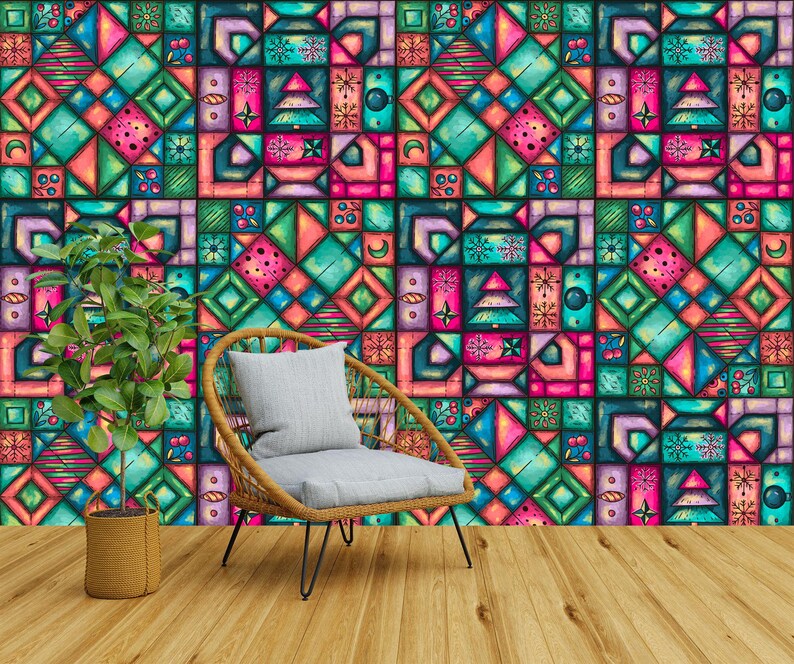 K&ouml;nnte beinhalten: Eine farbenfrohe Wandmalerei mit einem geometrischen Muster aus Quadraten und Rechtecken in T&uuml;rkis, Pink, Orange und Lila. Ein Korbstuhl mit grauem Kissen und eine Topfpflanze stehen vor der Wandmalerei.