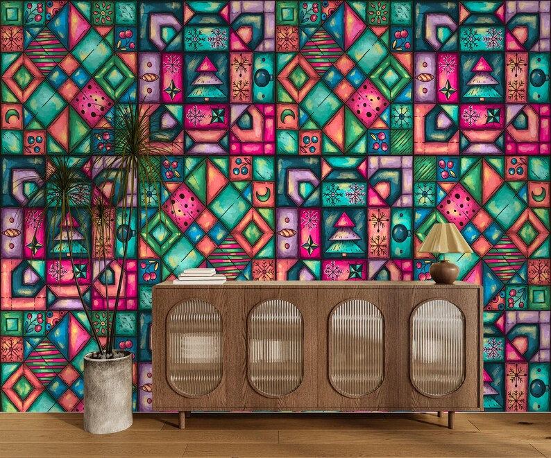 K&ouml;nnte beinhalten: Eine lebendige, farbenfrohe Wandmalerei mit einem geometrischen Muster in T&uuml;rkis, Rosa, Lila und Gr&uuml;n. Das Design zeigt Quadrate und Rechtecke mit verschiedenen Formen und Symbolen. Vor der Wandmalerei stehen ein Holzschrank mit einer Lampe und eine Topfpflanze.