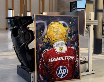 Puede incluir: Pintura al óleo de un piloto de Fórmula 1 con un traje de carreras rojo con el nombre "HAMILTON" en la espalda y un casco amarillo. La pintura está enmarcada en madera. Un asiento de carreras negro está a la izquierda.