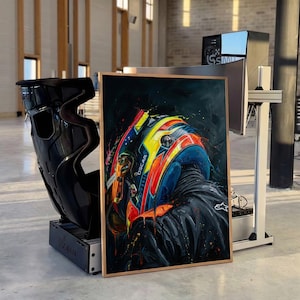 Könnte beinhalten: Ein gerahmtes Kunstwerk mit einem Rennhelm in Nahaufnahme, der leuchtende Farben wie Gelb, Rot und Blau aufweist. Das Gemälde hat einen dunklen Hintergrund mit Farbspritzern. Das Kunstwerk wird in der Nähe eines schwarzen Rennsitzes und eines Computermonitors ausgestellt.
