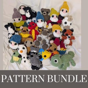 以下が含まれることがあります： 様々な色とデザインの、かぎ針編みのぬいぐるみコレクション。ノーム、クマ、その他の生き物が含まれています。画像の下部には「PATTERN BUNDLE」というテキストが表示されています。