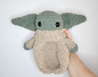 Crocheted Alien Snuggler – Adorable Grogu-Inspired Plush Toy!