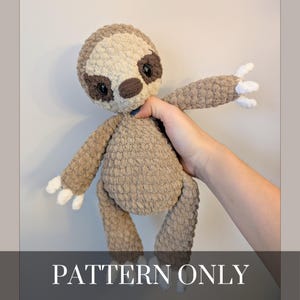 Puede incluir: Un juguete de perezoso de peluche hecho a mano en tonos beige, marrón y crema. El perezoso tiene un cuerpo texturizado, ojos oscuros y garras blancas. El texto "PATTERN ONLY" se muestra en la parte inferior de la imagen.