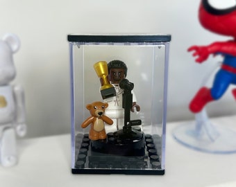 Kanye West "THE COLLEGE DROPOUT" Parodie Minifigur Display Diorama