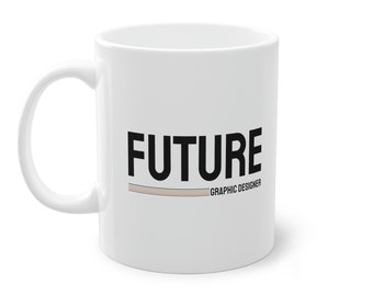 Könnte beinhalten: Weiße Keramiktasse mit dem Wort "FUTURE" in schwarzem Text und den Worten "GRAPHIC DESIGNER" in kleinerem schwarzem Text darunter. Das Wort "FUTURE" ist in einer fetten, serifenlosen Schrift.