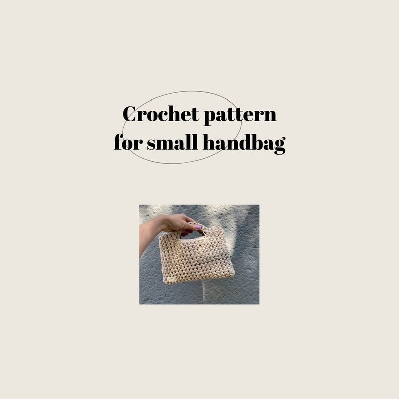 Puede incluir: Patr&oacute;n de crochet para bolso peque&ntilde;o. Un bolso peque&ntilde;o de crochet beige con un solo asa.