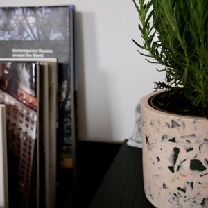 Großer Terrazzo-Pflanztopf // perfekt für mittelgroße Zimmerpflanzen // Übertopf für den Innenbereich // handgefertigtes Wohndekor Bild 6