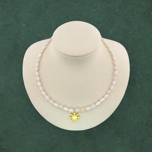 Perlmutt Reis Perlenkette - Gold Araw Sun Charm, philippinischer Schmuck