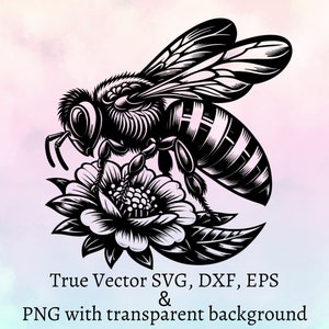 Puede incluir: Una ilustraci&oacute;n gr&aacute;fica en blanco y negro de una abeja posada sobre una flor. Debajo de la ilustraci&oacute;n, el texto dice: True Vector SVG, DXF, EPS & PNG with transparent background. El dise&ntilde;o presenta l&iacute;neas detalladas y sombreado.