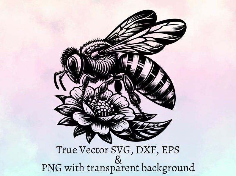 Puede incluir: Una ilustraci&oacute;n gr&aacute;fica en blanco y negro de una abeja posada sobre una flor. Debajo de la ilustraci&oacute;n, el texto dice: True Vector SVG, DXF, EPS & PNG with transparent background. El dise&ntilde;o presenta l&iacute;neas detalladas y sombreado.