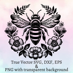 Puede incluir: Una ilustraci&oacute;n gr&aacute;fica negra de una abeja centrada dentro de una corona circular de flores y hojas. Debajo del dise&ntilde;o, el texto dice: True Vector SVG, DXF, EPS & PNG with transparent background. El dise&ntilde;o presenta l&iacute;neas de alto contraste.