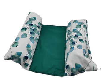 Chilly resting pillow for rabbits l eucalyptus leaves