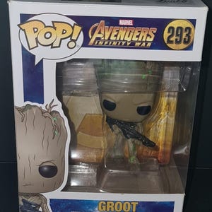 Puede incluir: Figura de vinilo de Groot con cabeza oscilante de la serie Marvel Avengers: Infinity War, en caja. La figura, marrón y verde, sostiene un arma negra. La caja muestra el logo Pop!, el logo de los Vengadores y el número 293.