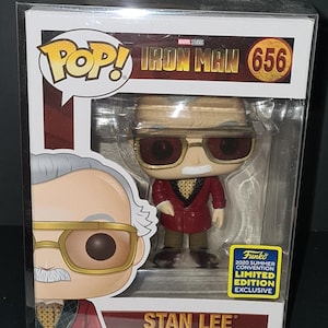 Puede incluir: Figura de vinilo Funko Pop! de Stan Lee como Iron Man, número 656, en una caja expositora. La figura lleva gafas y una chaqueta roja. La caja incluye el texto "2020 Summer Convention Limited Edition Exclusive."
