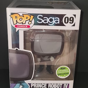 Puede incluir: Una figura de vinilo Funko Pop! de Prince Robot IV de la serie de cómics Saga, exhibida en su caja original. La figura es un robot con una pantalla de televisión por cabeza. La caja tiene una pegatina "2018 Spring Convention Exclusive".