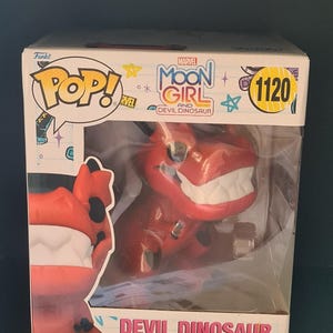 Può includere: Una statuetta in vinile Funko Pop! di Devil Dinosaur di Moon Girl and Devil Dinosaur della Marvel. La figura del dinosauro rosso ha un design a testa oscillante ed è esposta nella sua scatola originale, con il numero 1120.