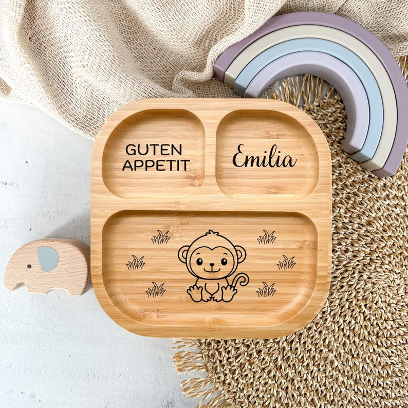 Bambusteller mit Saugnapf, personalisiert mit Namen und Affe als Tiermotiv, ideal als Geschenk zur Geburt, Taufgeschenk oder als Babygeschenk zu Weihnachten. Kindergeschirr aus Holz auch super als Babygeschenk zur Geburt für Mädchen und Jungen.