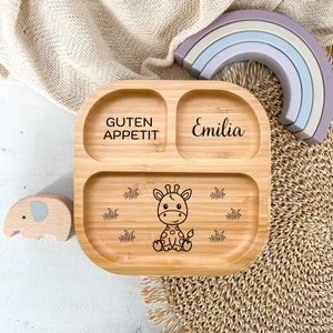 Bambusteller mit Saugnapf, personalisiert mit Namen und Giraffe als Tiermotiv, ideal als Geschenk zur Geburt, Taufgeschenk oder als Babygeschenk zu Weihnachten. Kindergeschirr aus Holz auch super als Babygeschenk zur Geburt für Mädchen und Jungen.