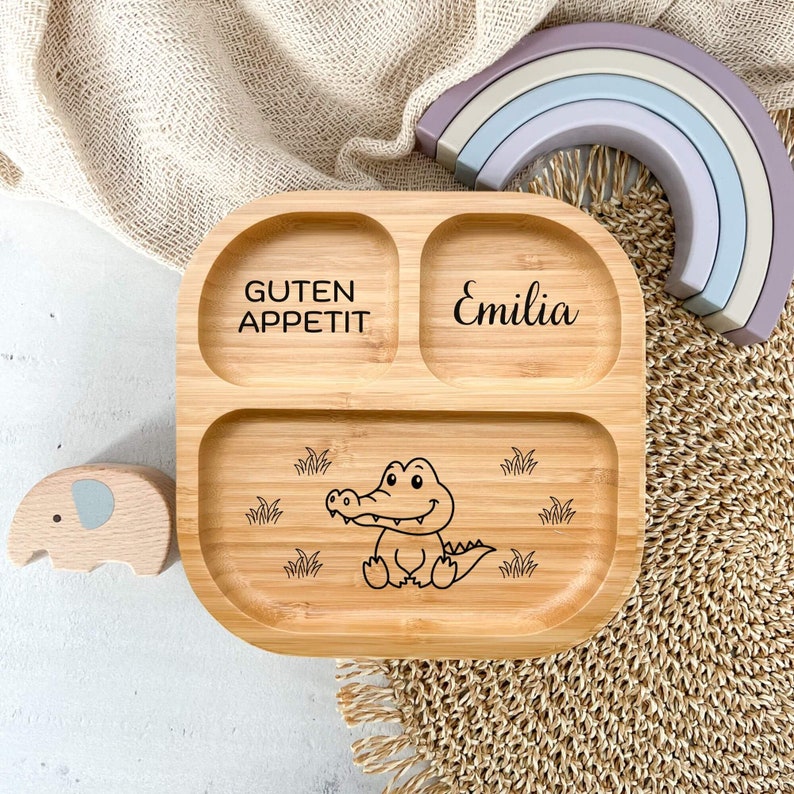 Bambusteller mit Saugnapf, personalisiert mit Namen und Krokodil als Tiermotiv, ideal als Geschenk zur Geburt, Taufgeschenk oder als Babygeschenk zu Weihnachten. Kindergeschirr aus Holz auch super als Babygeschenk zur Geburt für Mädchen und Jungen.