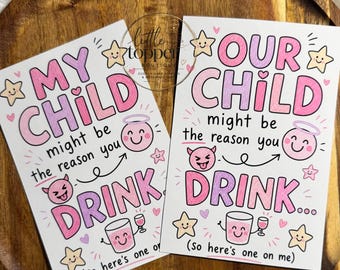 2 etiquetas rosas para botellas de vino con el mensaje "Gracias, profesor", regalo de fin de curso, pegatina editable de Canva.
