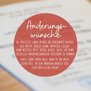 Könnte beinhalten: Ein roter Kreis mit weißem Text, der "Anderungs-wünsche" lautet und Anweisungen zum Anpassen von Bestellungen enthält. Der Text lautet: "Du möchtest einen Artikel bei Kerzenkids kaufen, das Motiv jedoch gerne anpassen lassen? Dann bestelle bitte diesen Artikel dazu, um deine speziellen Änderungswünsche realisieren zu können. Frage gerne immer nach, wenn du dir nicht sicher bist, ob dein Änderungswunsch diese Zusatzbestellung bedarf."