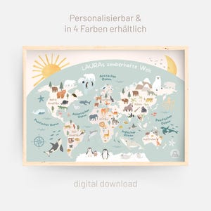 Könnte beinhalten: Gerahmte Weltkartenillustration mit hellblauem Hintergrund, Tierillustrationen und geografischen Bezeichnungen. Der Text "LAURAS zauberhafte Welt" ist sichtbar, zusammen mit den Worten "digital download". Der Rahmen ist aus hellem Holz.