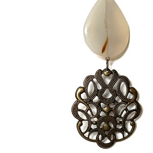 Grote hanger ketting, smart casual, traanwitte steen, opengewerkte metalen bungel, xxl lang leren koord, statement sieraden, unisex mode