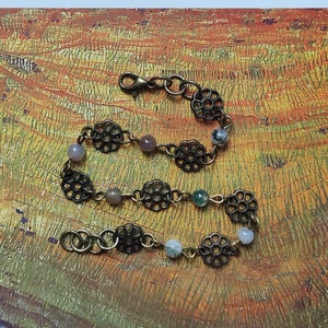 Pulsera de piedras preciosas diminutas, pulsera elegante única, gemas de ágata, flores de bronce, joyería fina, regalo de niña, puño delicado, piedras marrones verdes