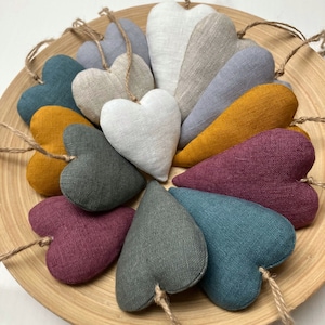 Leinenstoff hängende Herzen