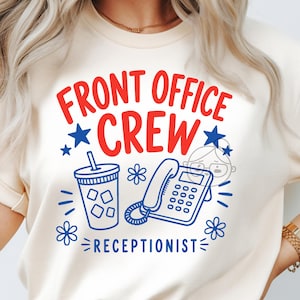 Könnte beinhalten: Ein cremefarbenes T-Shirt mit einem Grafikdruck, der den roten Schriftzug FRONT OFFICE und den blauen Schriftzug CREW zeigt. Darunter befindet sich eine blaue Strichzeichnung eines Trinkbechers, eines Telefons und des Wortes RECEPTIONIST.