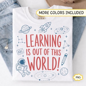 Puede incluir: Una camiseta blanca con el texto rojo "LEARNING IS OUT OF THIS WORLD!" rodeado de ilustraciones de línea azul de un planeta, un cohete, una galaxia, constelaciones, un bloque de alfabeto, un astronauta leyendo un libro, un lápiz y una luna.