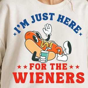 4 juillet juste ici pour les saucisses fumées png, Funny Hot Dog png, Fête de l'indépendance png, Retro America Hot Dog, Fête de l'indépendance