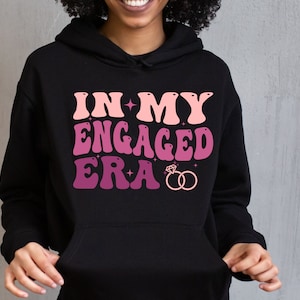 Retro In My Engaged Era PNG, Groovy Bride Shirt, Engagement Gift voor haar, huwelijkscadeau, golvend tekstshirt, digitale download