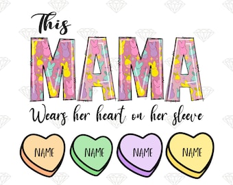 Può includere: Grafica "This Mama wears her heart on her sleeve" con quattro cuori di caramelle pastello che dicono "NAME" in testo nero.