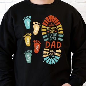 Maglietta personalizzata per papà con impronte dei piedi e nomi dei bambini in formato SVG e PNG / Design a sublimazione per la festa del papà / Download digitale istantaneo