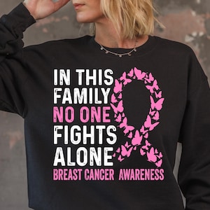 In questa famiglia nessuno combatte da solo SVG, Guerriero del cancro al seno Png, Combattente del cancro Svg, Nastro rosa, Regalo per la consapevolezza del cancro al seno