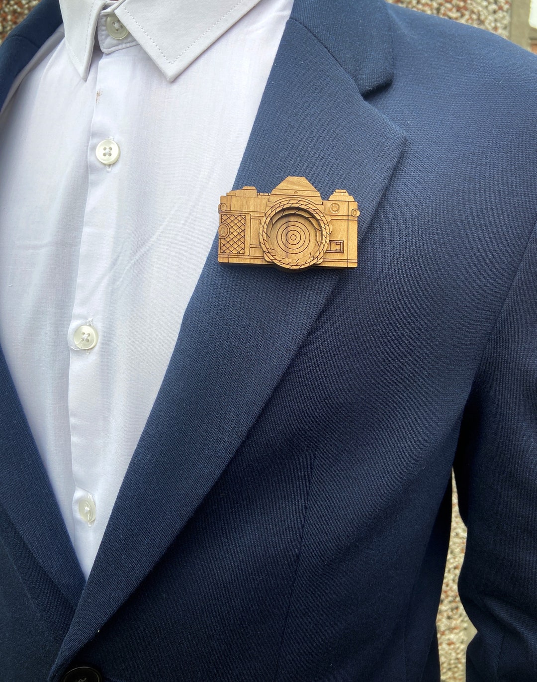 Broche En Bois Peint Blanc 41 Mm – Style Colonial, Bon état, Découpée