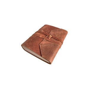 Notitieboek van cognacbruin leer, A6-formaat, gepersonaliseerd, blanco, met draagriem