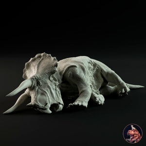Miniatur zum Bemalen eines toten Triceratops: Detaillierte Nachbildung des Dinosauriers Triceratops