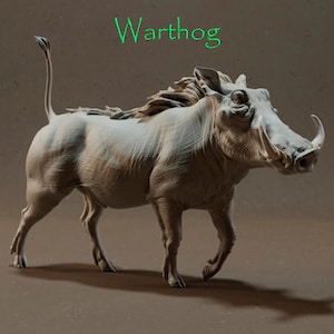 Puede incluir: Escultura detallada de un facóquero en posición de caminar. La escultura es de color beige claro, con colmillos visibles y una melena texturizada. La palabra "Warthog" está escrita en verde encima del animal.
