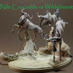 Può includere: Una scultura di coccodrillo del Nilo bianco con una superficie testurizzata, che attacca tre sculture di gnu bianche. Le sculture sono su una base marrone con una superficie di sabbia bianca. Il titolo "Nile Crocodile vs Wildebeest" è scritto in testo verde nella parte superiore dell'immagine.