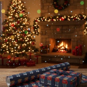 Op de afbeelding: Kerstsc&egrave;ne met een versierde boom, een open haard en ingepakte cadeaus. De cadeaus en het cadeaupapier hebben een marineblauwe achtergrond met een herhaald patroon van teddyberen met rode truien en jeans. Een rol bijpassend cadeaupapier is ook zichtbaar.